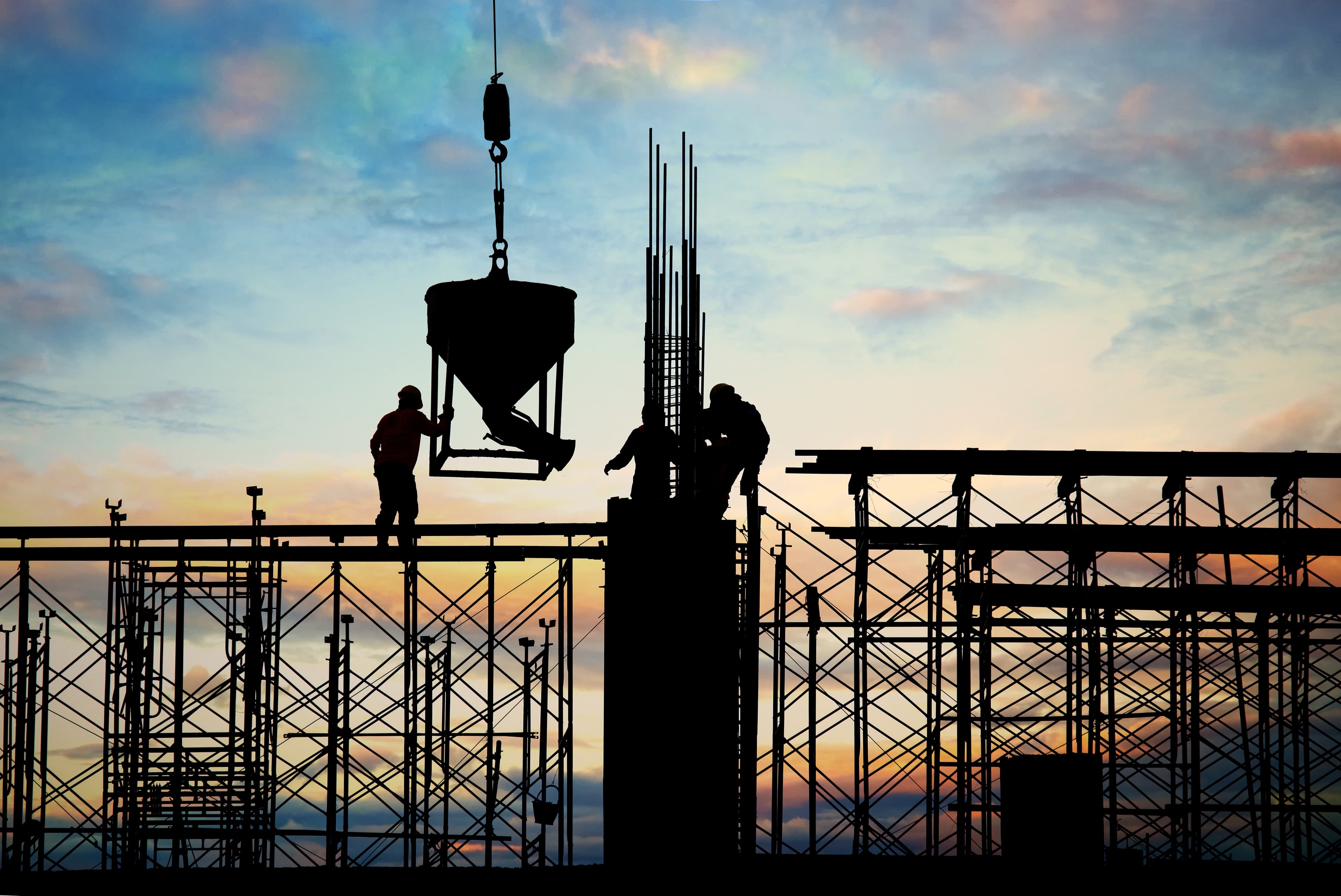 Chantier de construction en silhouette